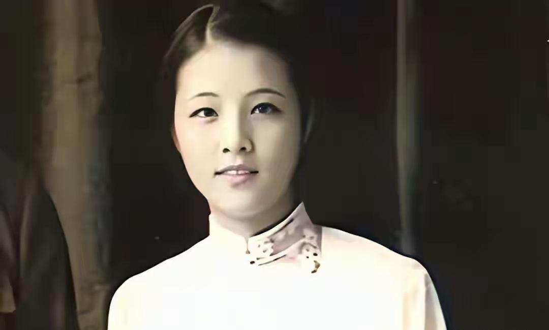 [微风]17岁少女赌气嫁54岁上将，放话绝不生娃，婚后33年怀孕16次，守寡28