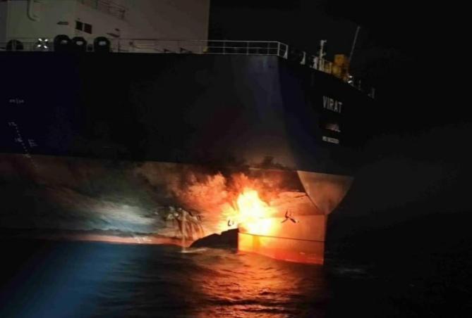 俄罗斯油轮又在黑海遭打击，普京终于忍无可忍，下令炸平敖德萨港

12月2日俄罗斯