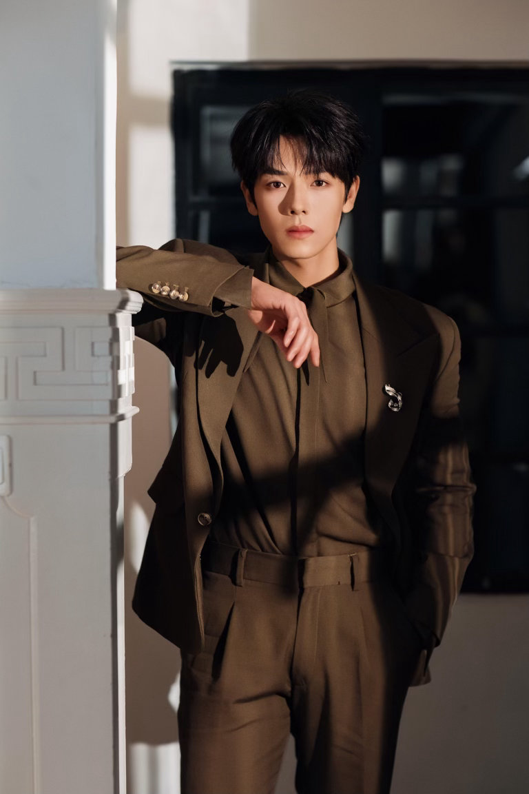 曾辉看着就劲劲的 不管是私下的自律坚持，还是短剧里的敬业投入，曾辉的努力和蜕变都