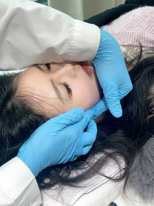 香港小顏術|睡觉姿势差的姐妹看过来！