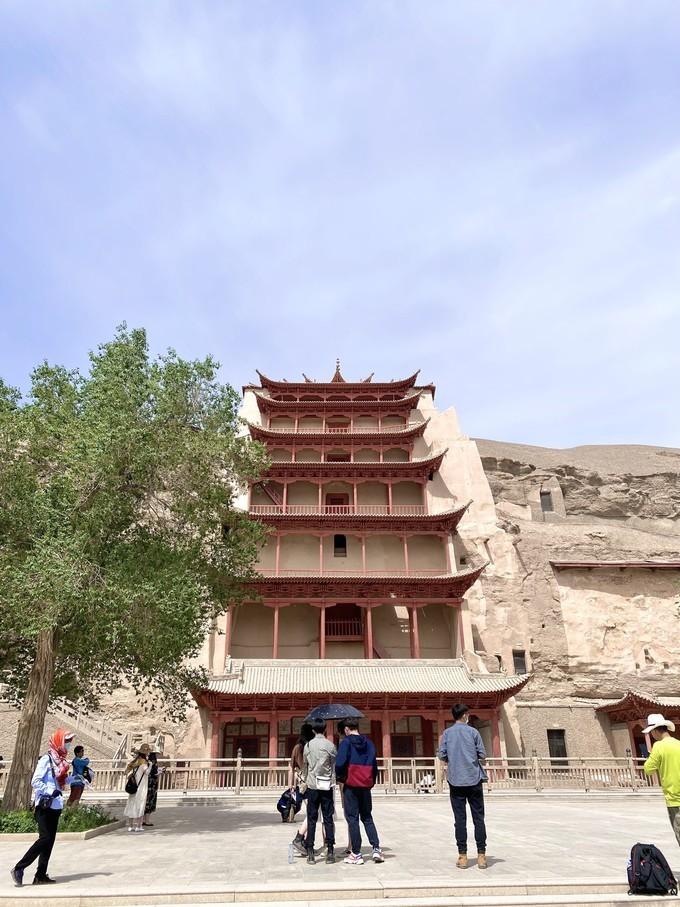 甘肃敦煌，4位快七十岁的退休老人故地重游。逛完鸣沙山后，他们在市区“河州人家”饭