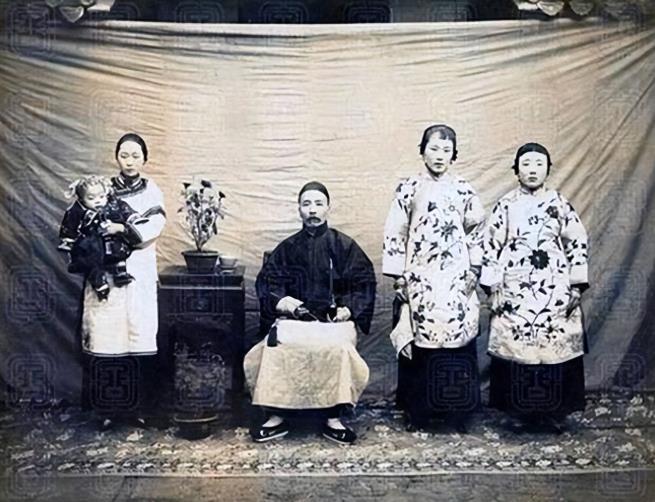 建国初期推行一夫一妻制，那些已娶的姨太太该如何安置？这是一个棘手的问题。当时，政