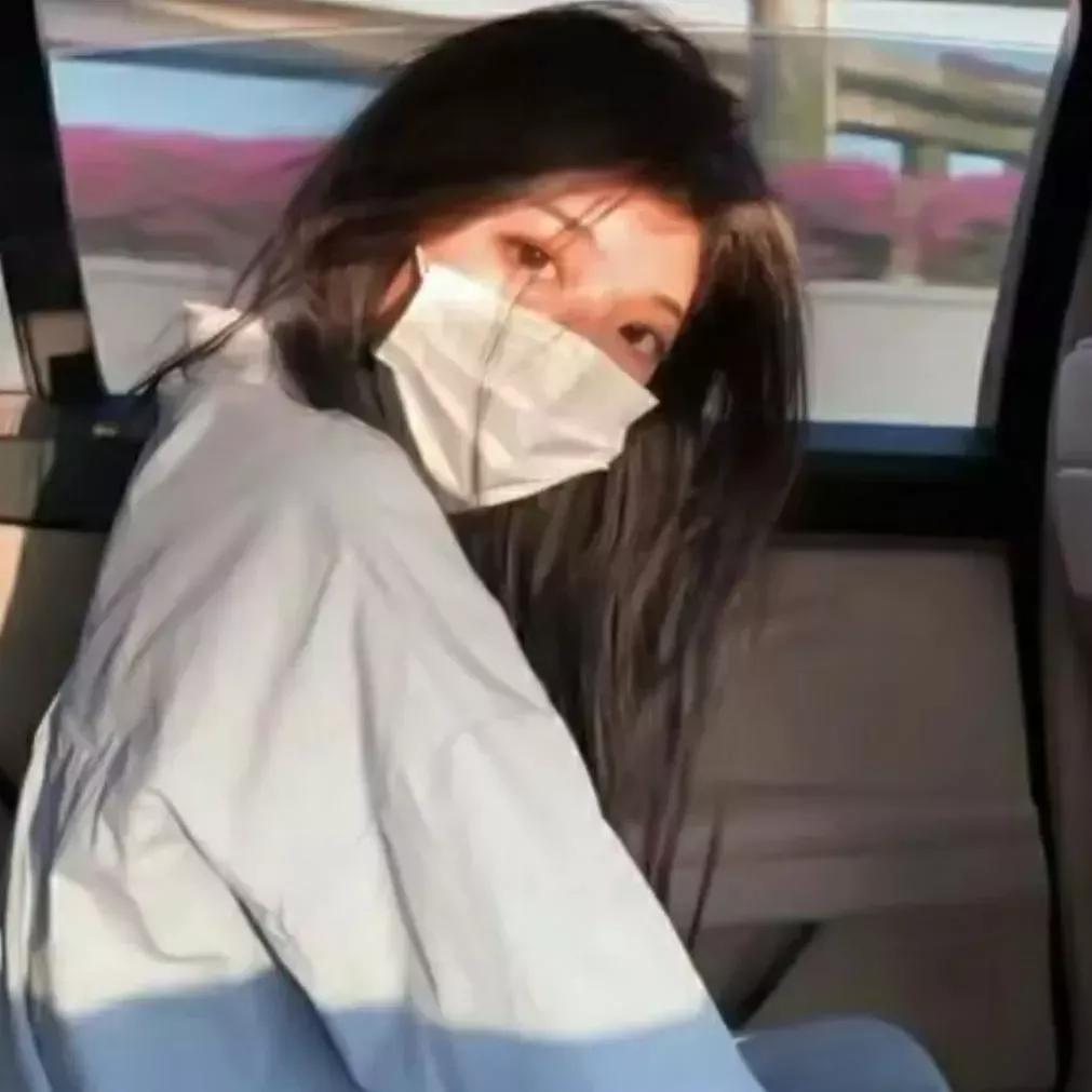 口罩下的温柔眼神，车里的静谧时光车感自拍 我在车里的自拍 车里的心情 车内的温暖