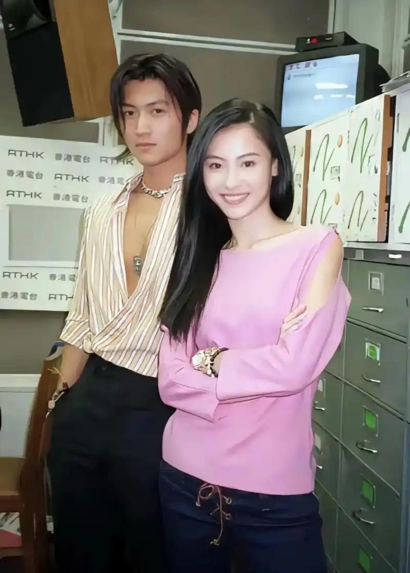 不提起对方的名字，甚至无法讲述一生，谢霆锋父亲去世，始终佩戴悼念头像，不禁感叹他