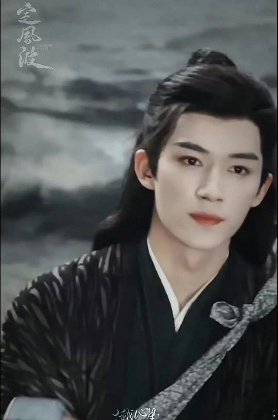 感觉王星越定风波里面的造型还是挺好看的，跟之前的卖蔬菜的那个人完全不一样 ​​​