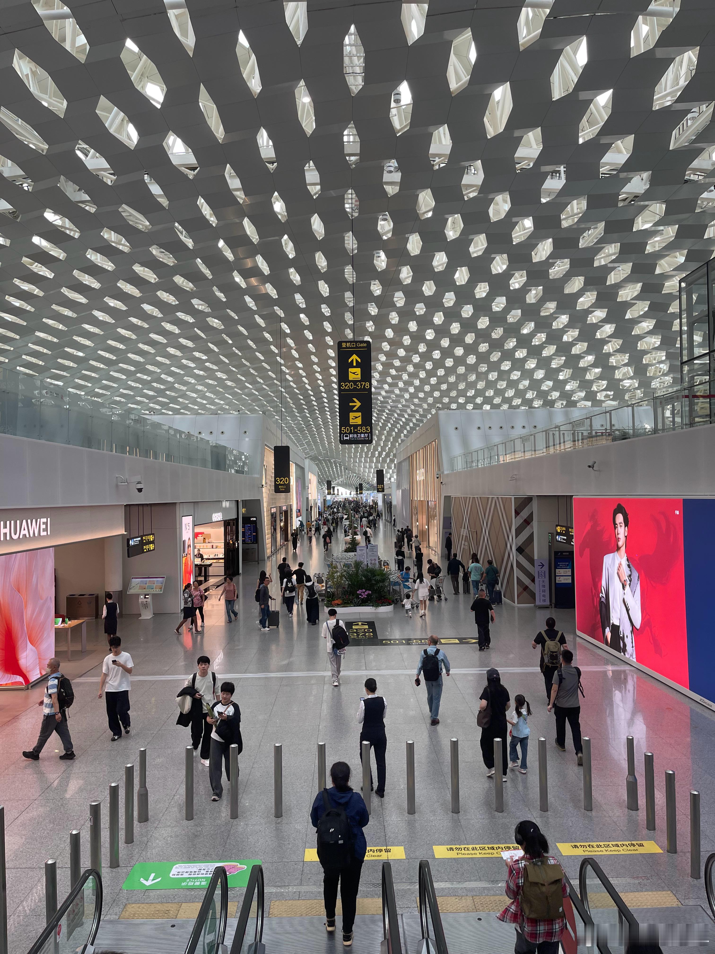 女子机场两次拒绝帮陌生人带行李无论在哪，大家遇到这种立即拒绝，有什么违禁品啥的，