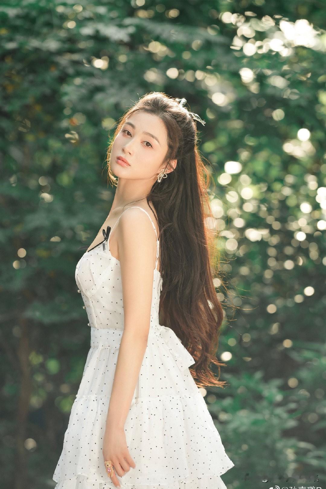 孙嘉璐穿上波点吊带裙，简直把夏日的少女色彩诠释得淋漓尽致！1996年出生的她，自