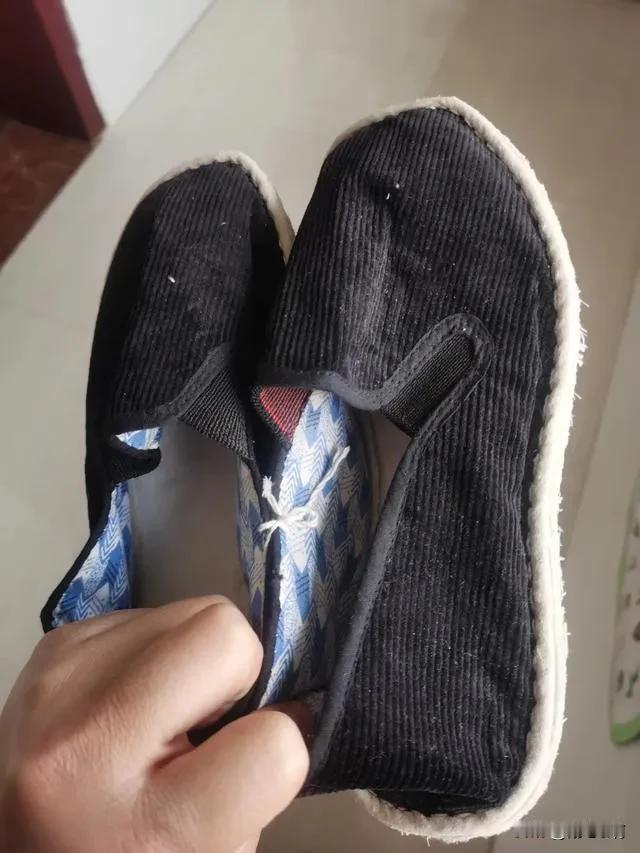 每当看到这双布鞋，画面一下子将我拉回了四十年前，那时每当寒冬腊月时，母亲就会给我