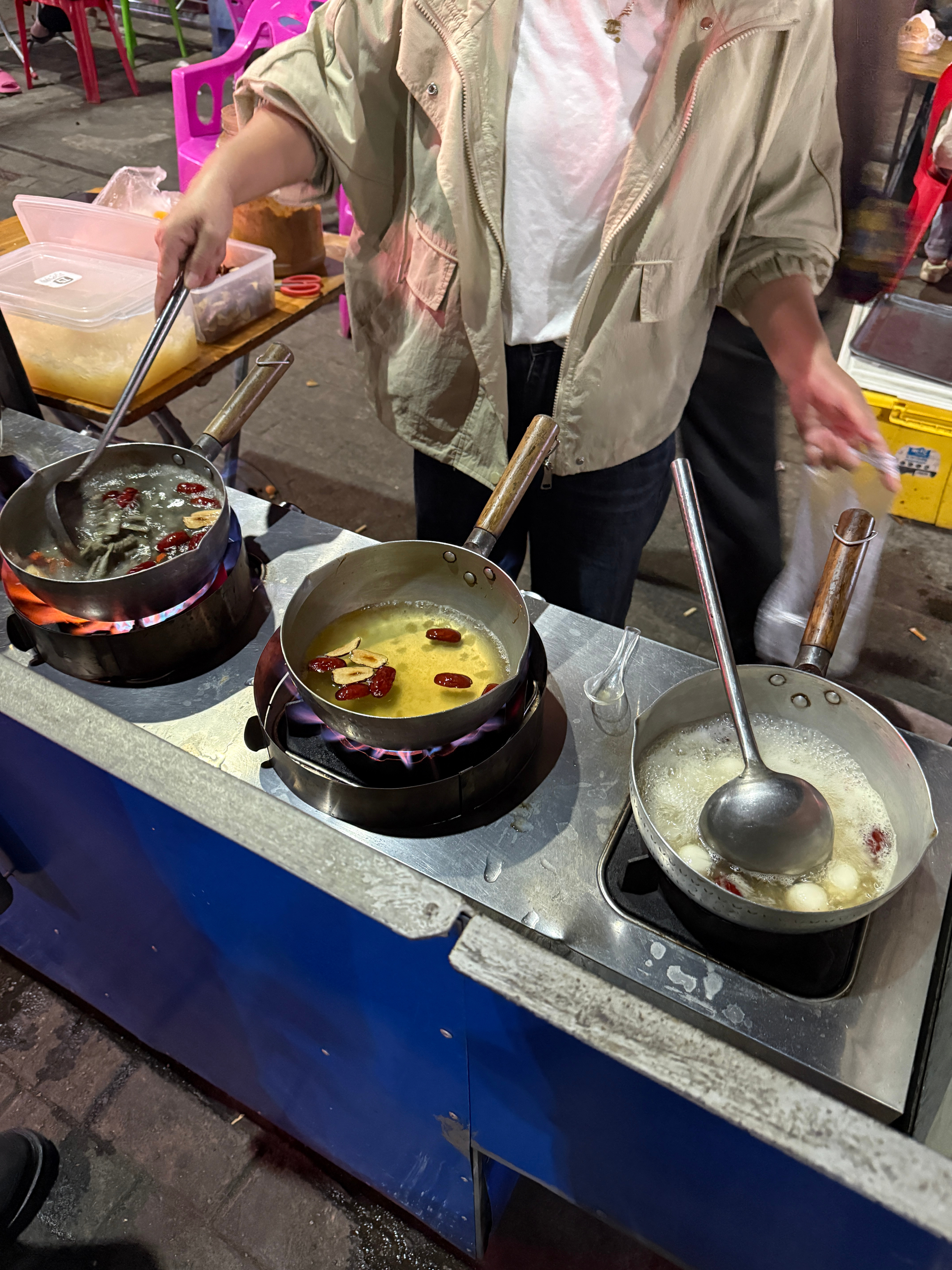 这个时间点，街道边还是有夜宵的 来吃一种听起来恶心但吃起来美味的美食——鸡屎藤 