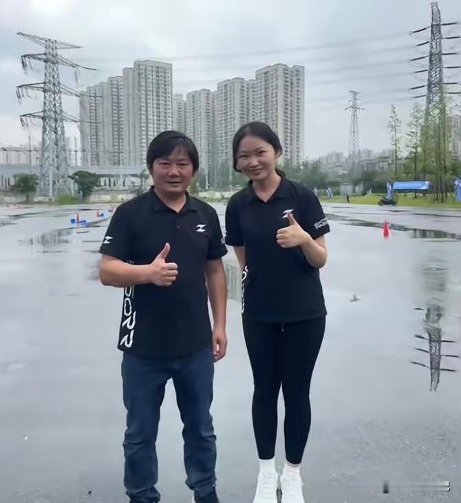 张雪机车爆火出圈，身边的女员工杨佳佳，靠着一张合影直接刷屏全网。
 
身材高挑，