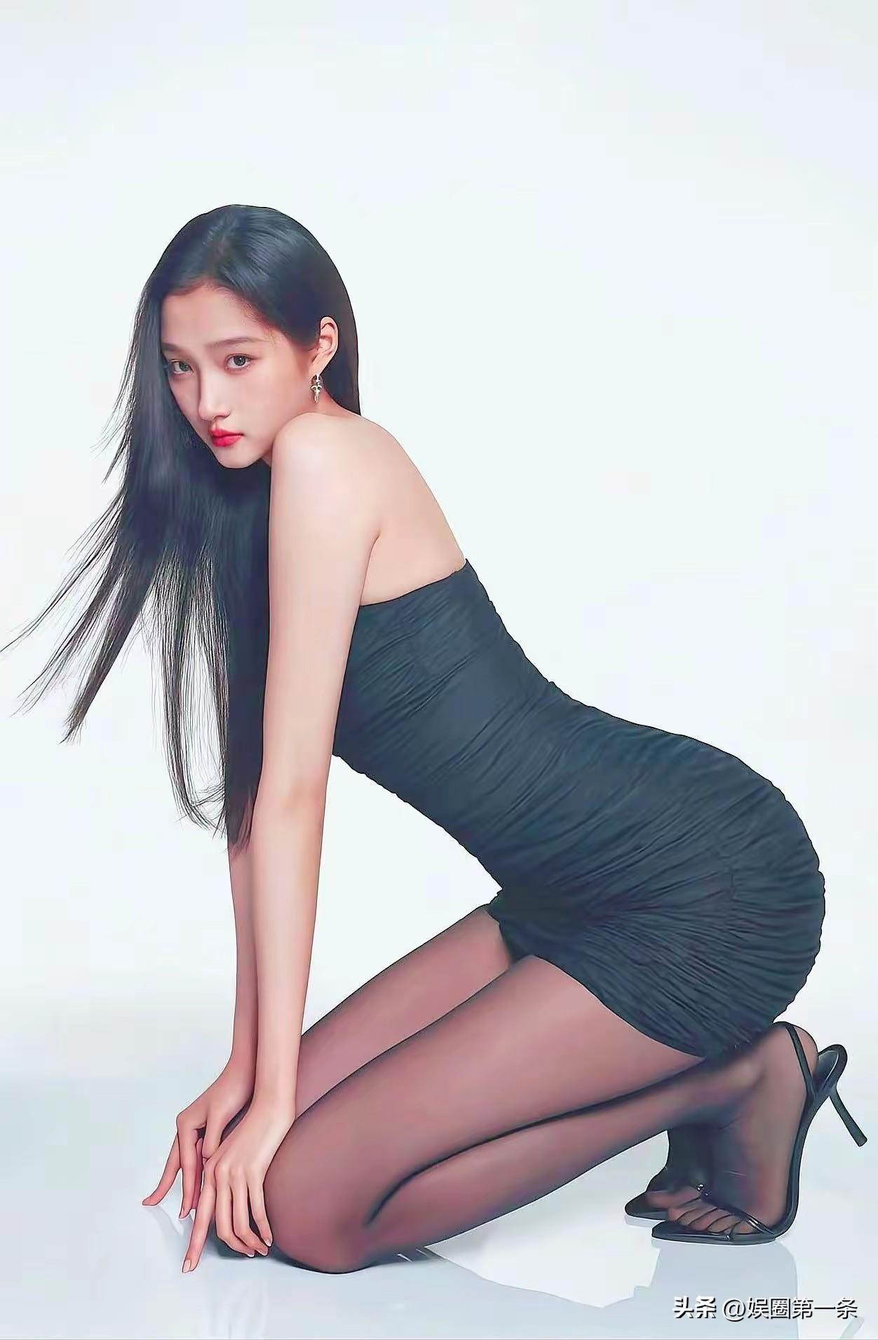 这是关晓彤本彤吗？如果是真的，这下再也没有人敢说她没有异性吸引力了。以前的关晓彤