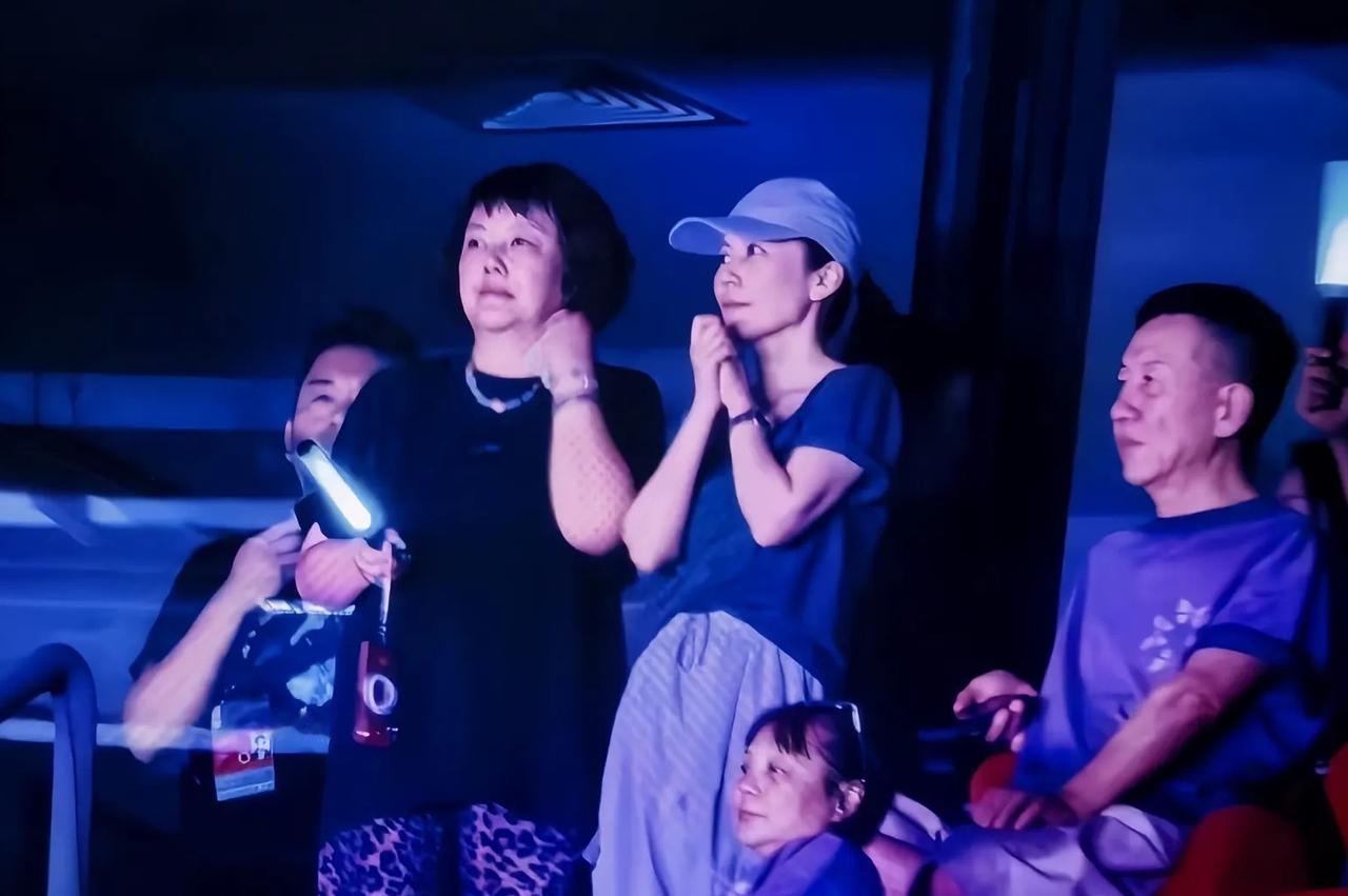 王菲素颜现身谢霆锋鸟巢演唱会，

这对23年情侣的低调陪伴太好嗑了

今天晚上谢