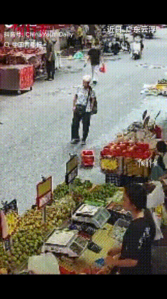 “这才是大家希望看到的”！近日，广东云浮，一老人在街上走路突然摇摇晃晃，不进反退