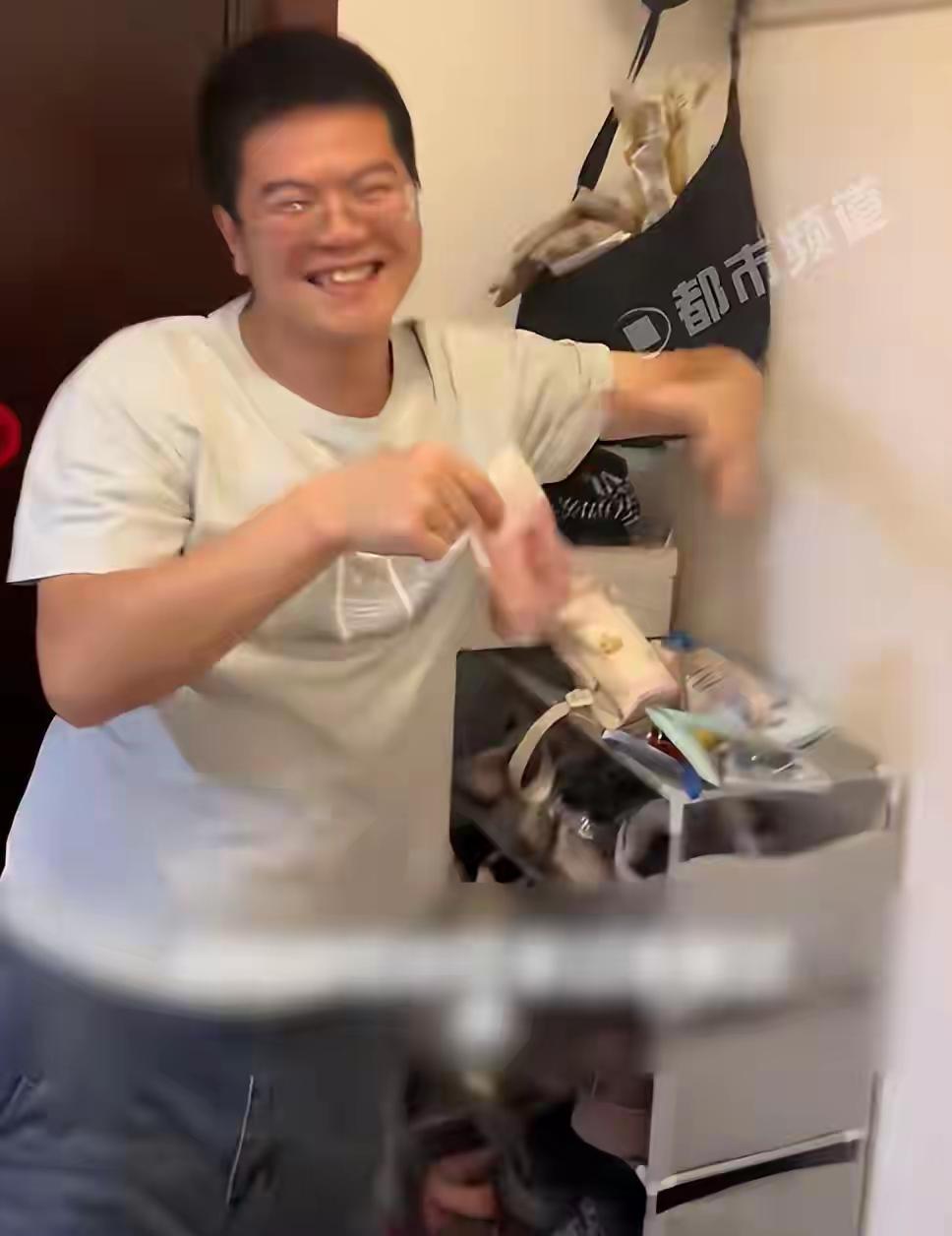 11月23日，河北廊坊，一男子喝断片后在妻子面前暴露自己藏“私房钱”的地方，堪称