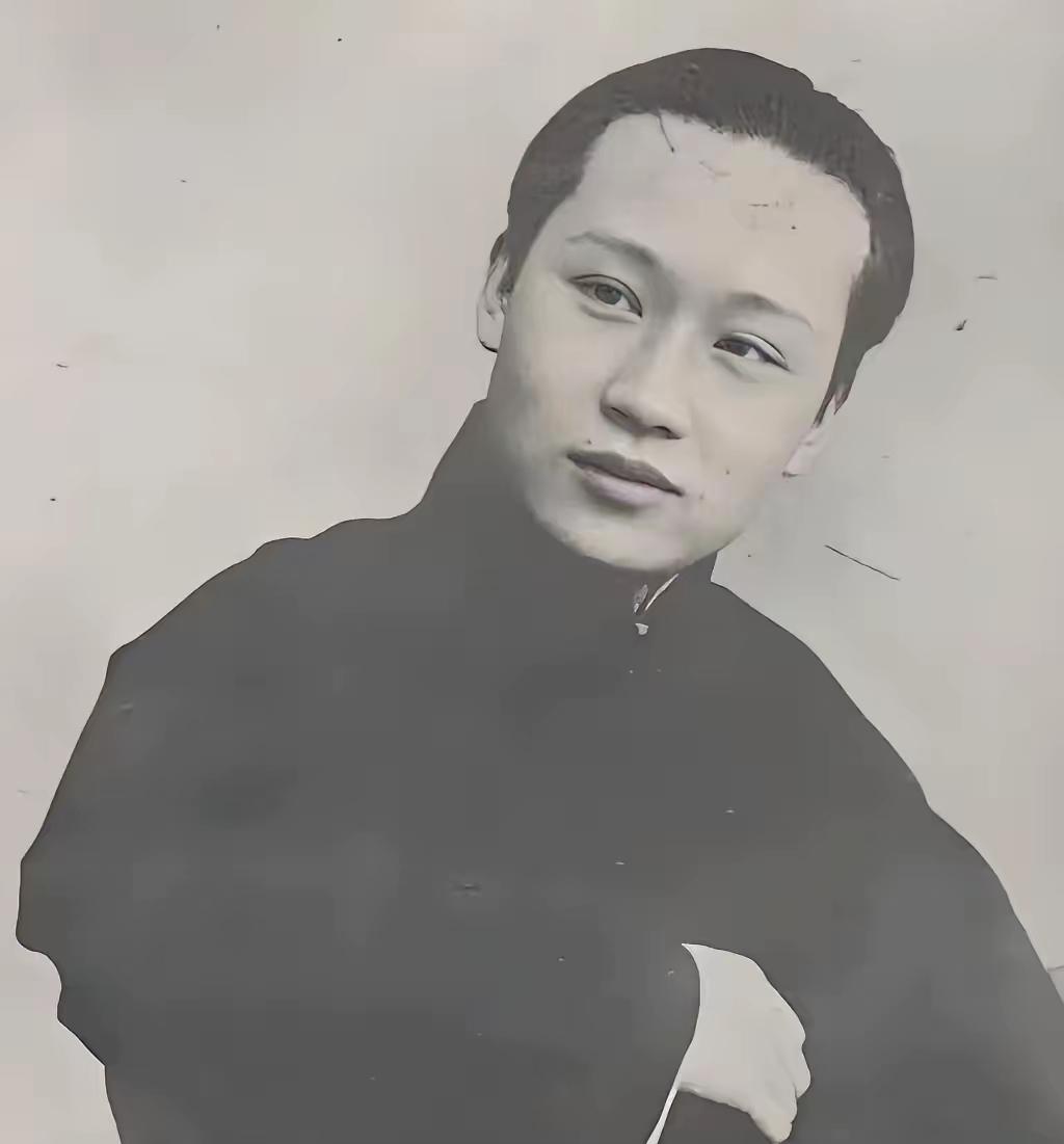 1918年，京剧大师荀慧生娶妻，入洞房后，迫不及待将新娘抱床上。不料，红盖头一掀