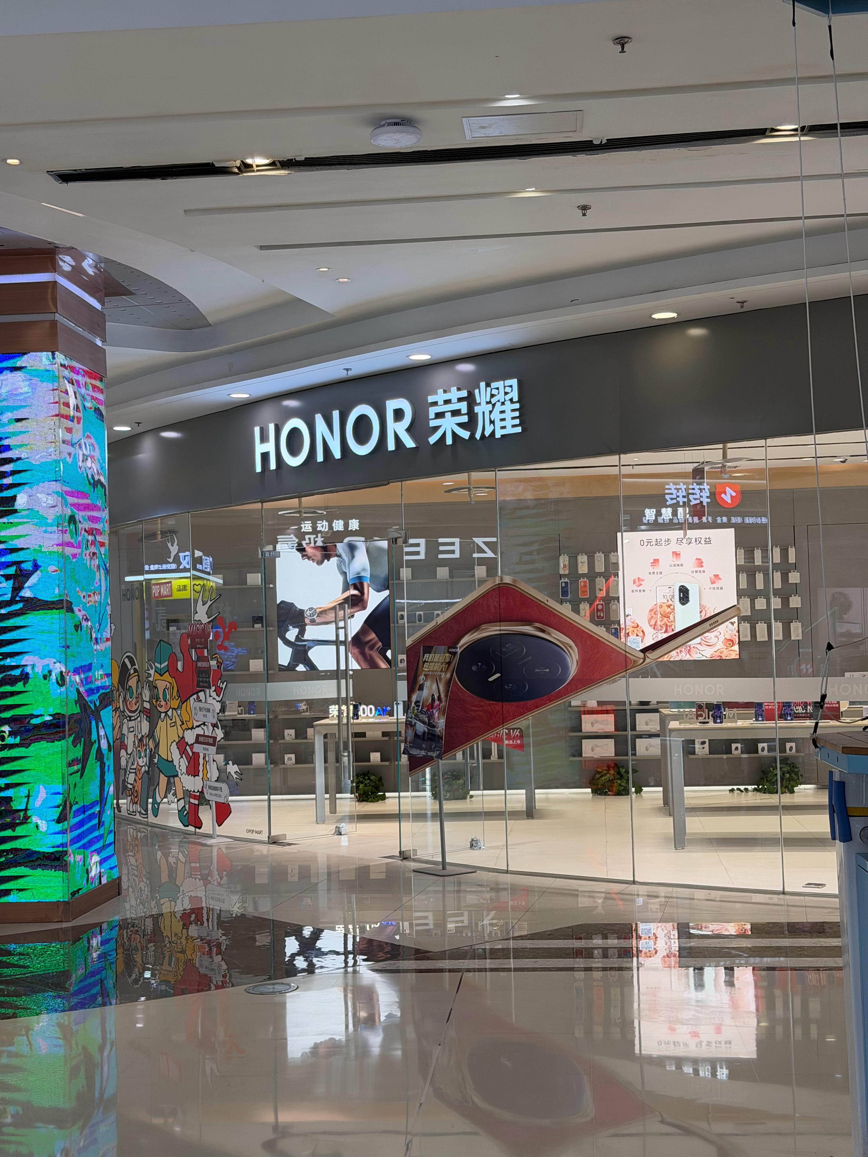 来荣耀店里给手机贴膜，店员说我这是线上款，线下不能贴，然后对面的OPPO给我免费