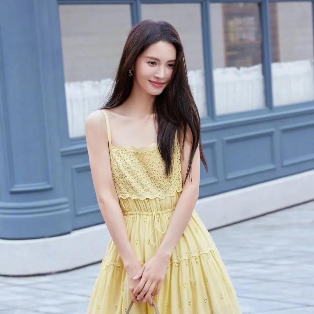 金晨，搞笑女实锤！

在最新一期《花儿与少年》节目中，因民宿电压有问题，金晨洗完
