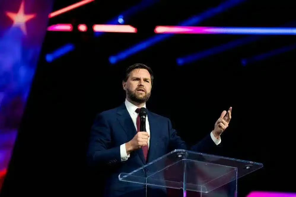 万斯的“皈依期待”：政客身份与宗教边界的失衡 万斯一句“希望妻子皈依天主教”的言