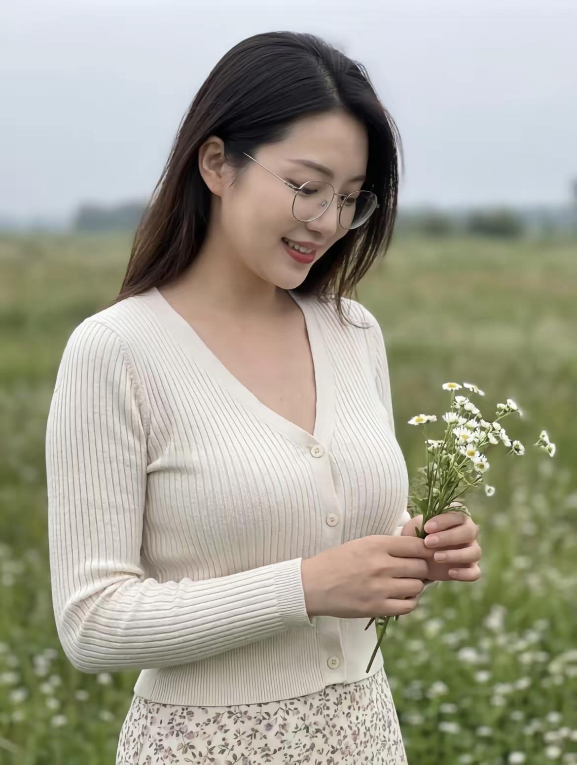 别再把碎花裙穿成“廉价旅游风”了！这组搭配直接把温柔高级感焊在身上✨
 
核心秘