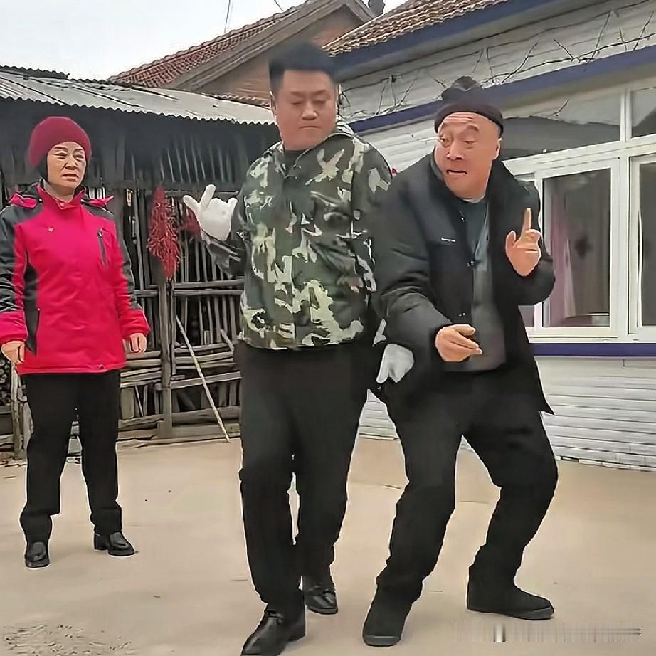 这是《乡村爱情》中宋晓峰和老丈人宋福贵跳舞的镜头，这也就是拍电视剧吧，在现实中哪