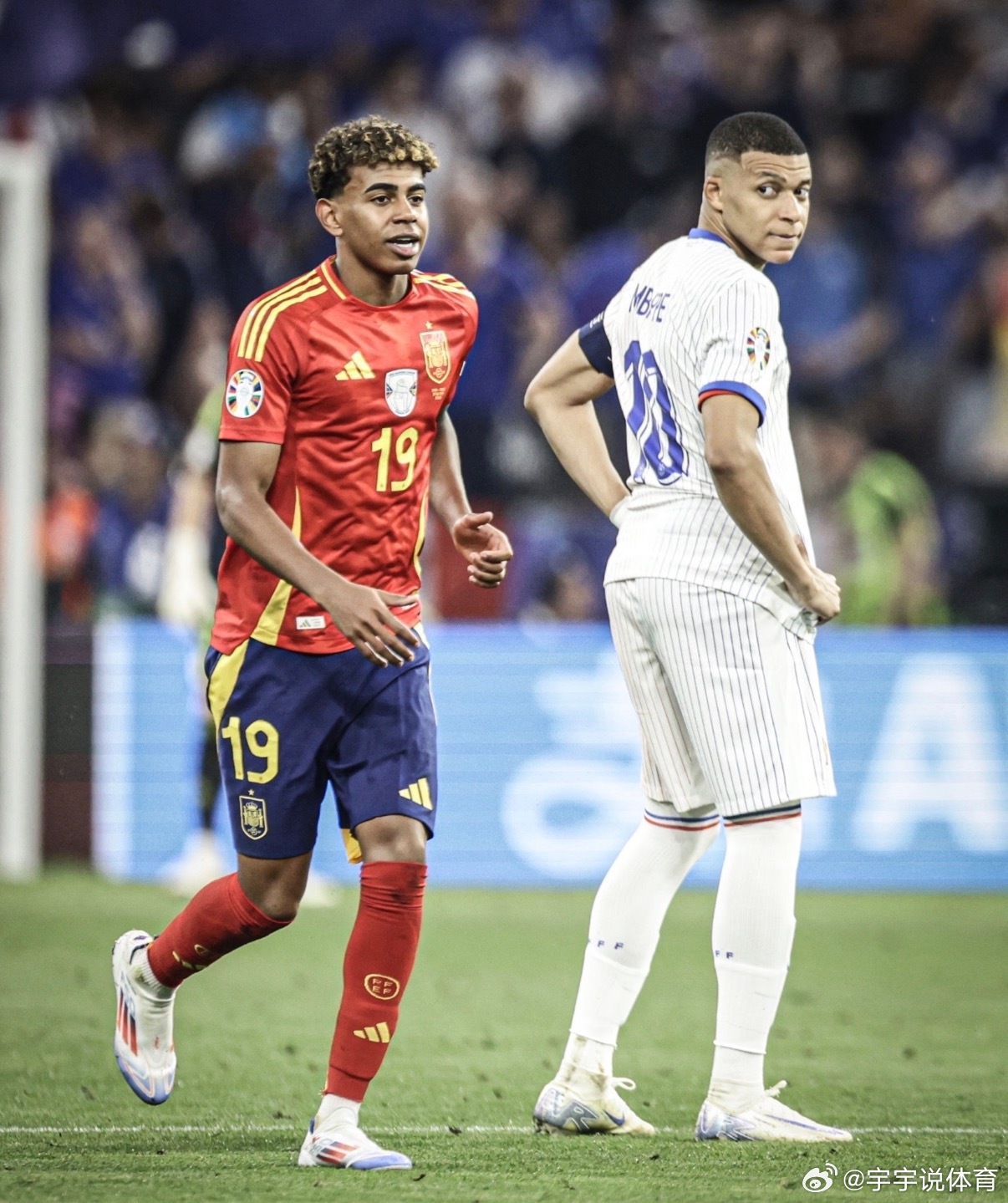 亚马尔和姆巴佩，他两个血统和背景其实很类似是黑白混血，爸爸非洲的，喀麦隆黑人，信