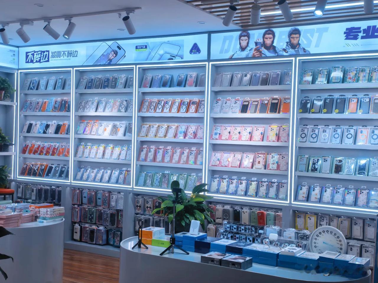 从买手机壳的店就可以看出，苹果的用户占据绝大多数，不仅是因为手机卖的多，而且对于