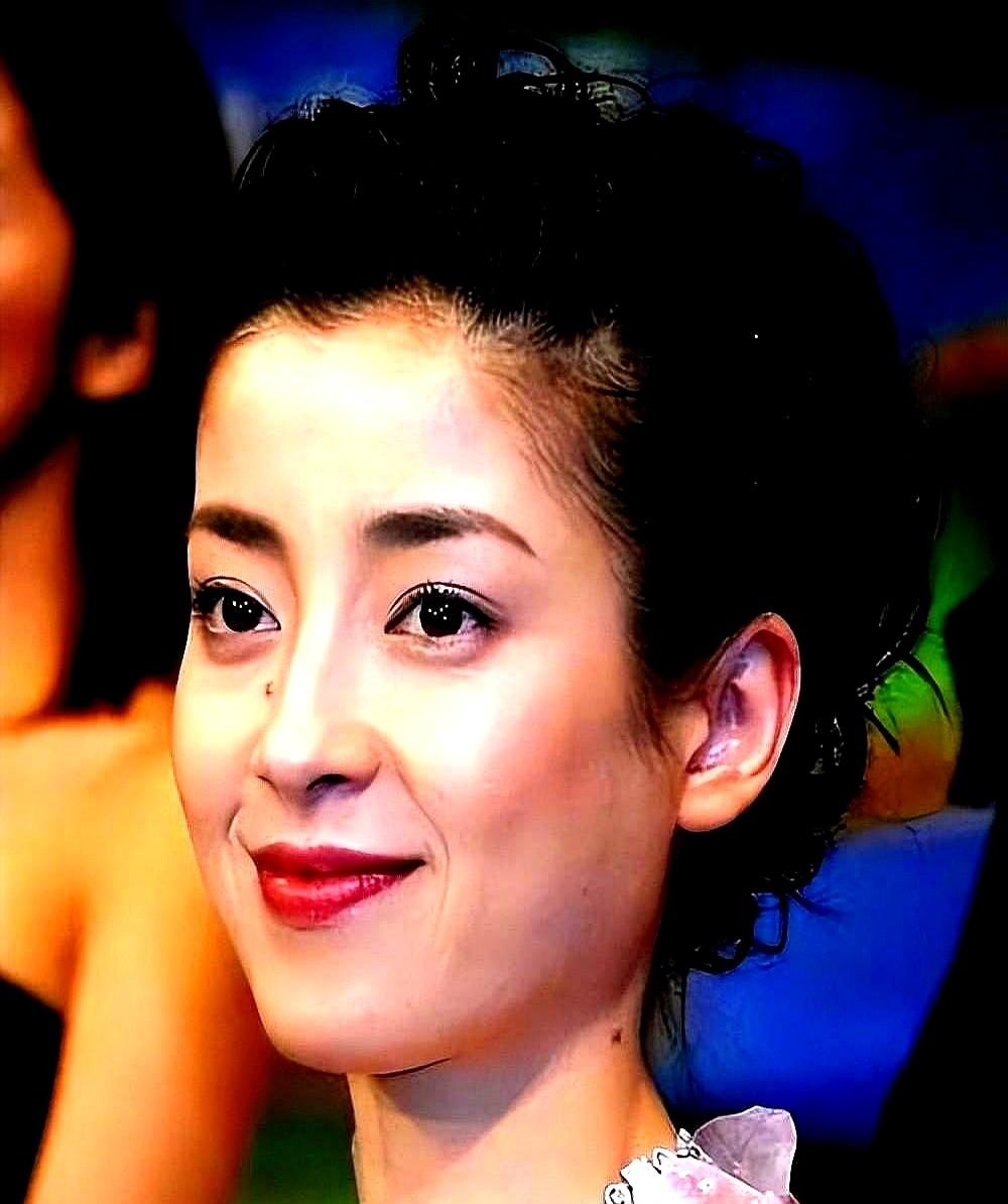 她买了张去美国的单程机票，然后人间蒸发了三年。

那年，她的写真集卖了上百万册，