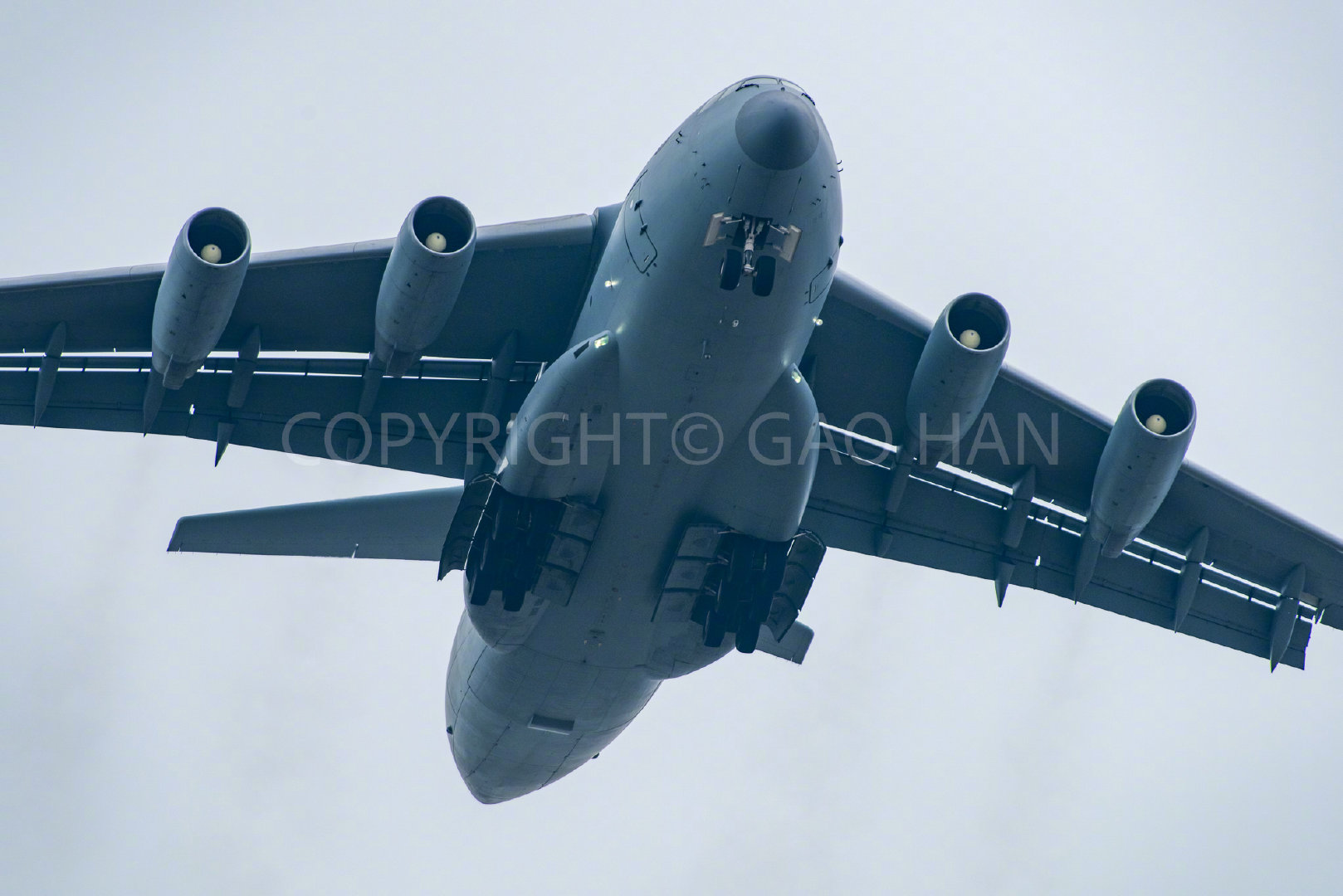 13年前的今天运20成功首飞 2014年就来珠海参加航展并进行飞行表演，当时的震