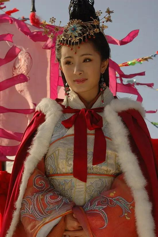 23岁，是王昭君一生命运的分水岭。

塞外黄沙未冷，丈夫呼韩邪单于骤然离世。按照