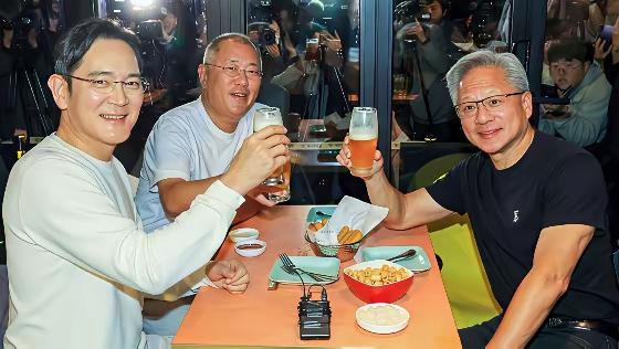 【英伟达市值突破5万亿】
项立刚曾经预言英伟达市值腰斩，还说英伟达吹人工智能以及