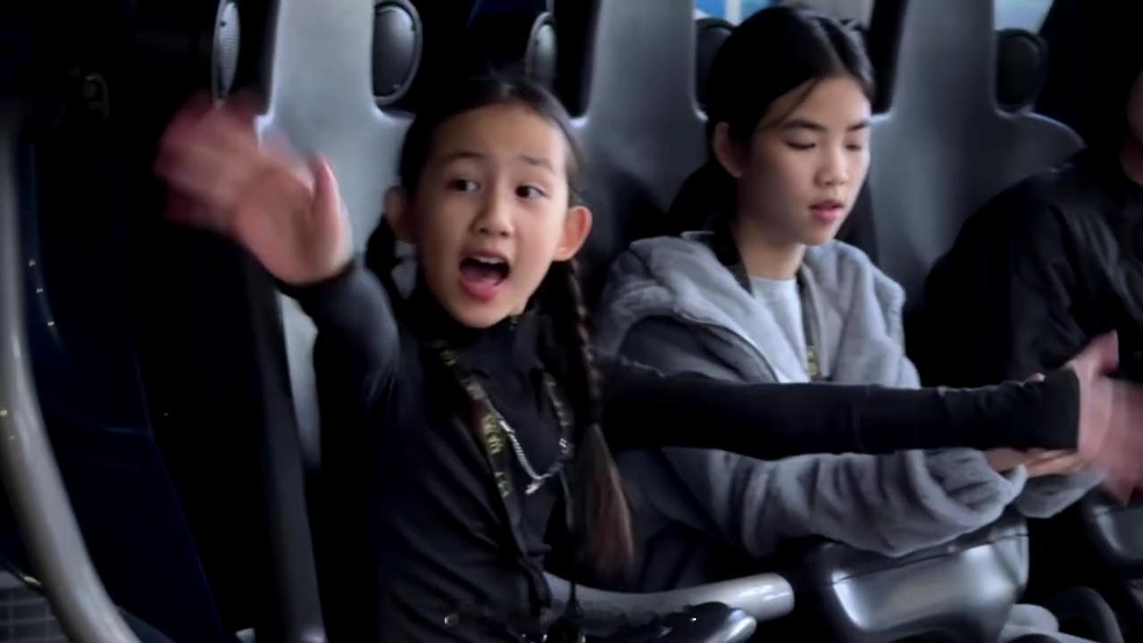 孙莉带儿子女儿逛环球影城多妹翻版黄磊 多妹像年轻版黄磊 ​​​