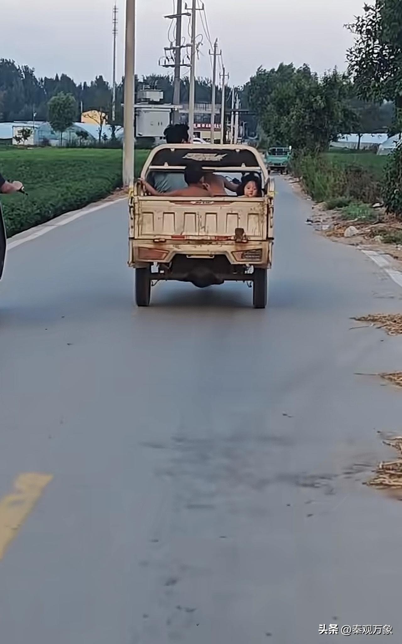 路遇，三轮车上的小可爱