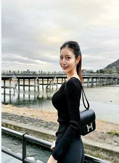 京都渡月桥下，一个黑衣女子的背影，让200万粉丝炸了锅。
 
一件黑色针织衫配短