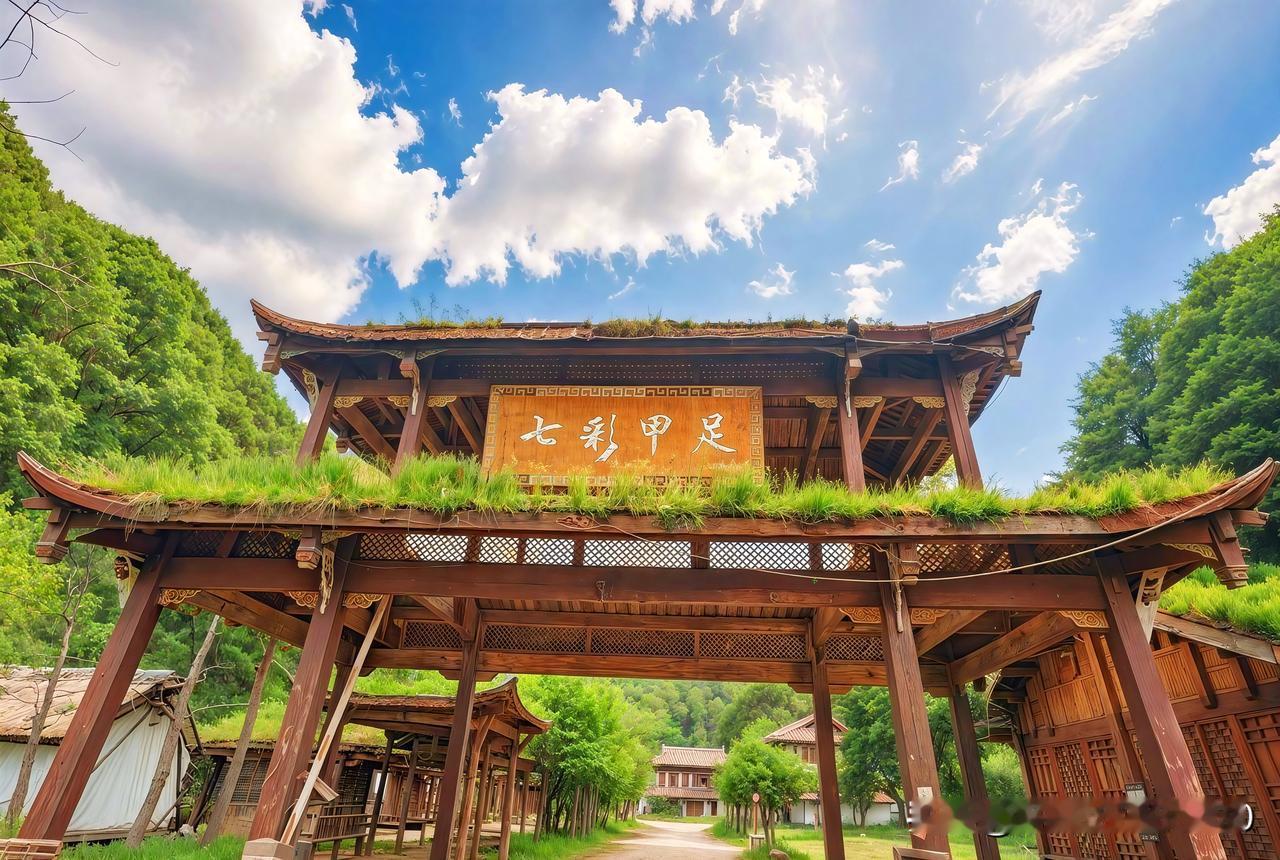 看到古色古香的木制牌坊在蓝天白云下，就想起黔灵山公园那座。“黔灵山公园”几个大字
