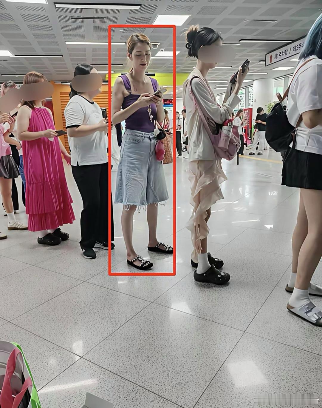 53岁洪欣在韩国被偶遇，她腋下副乳好明显，整个人瘦的嶙峋，脸部瘦到脱相，看起来状