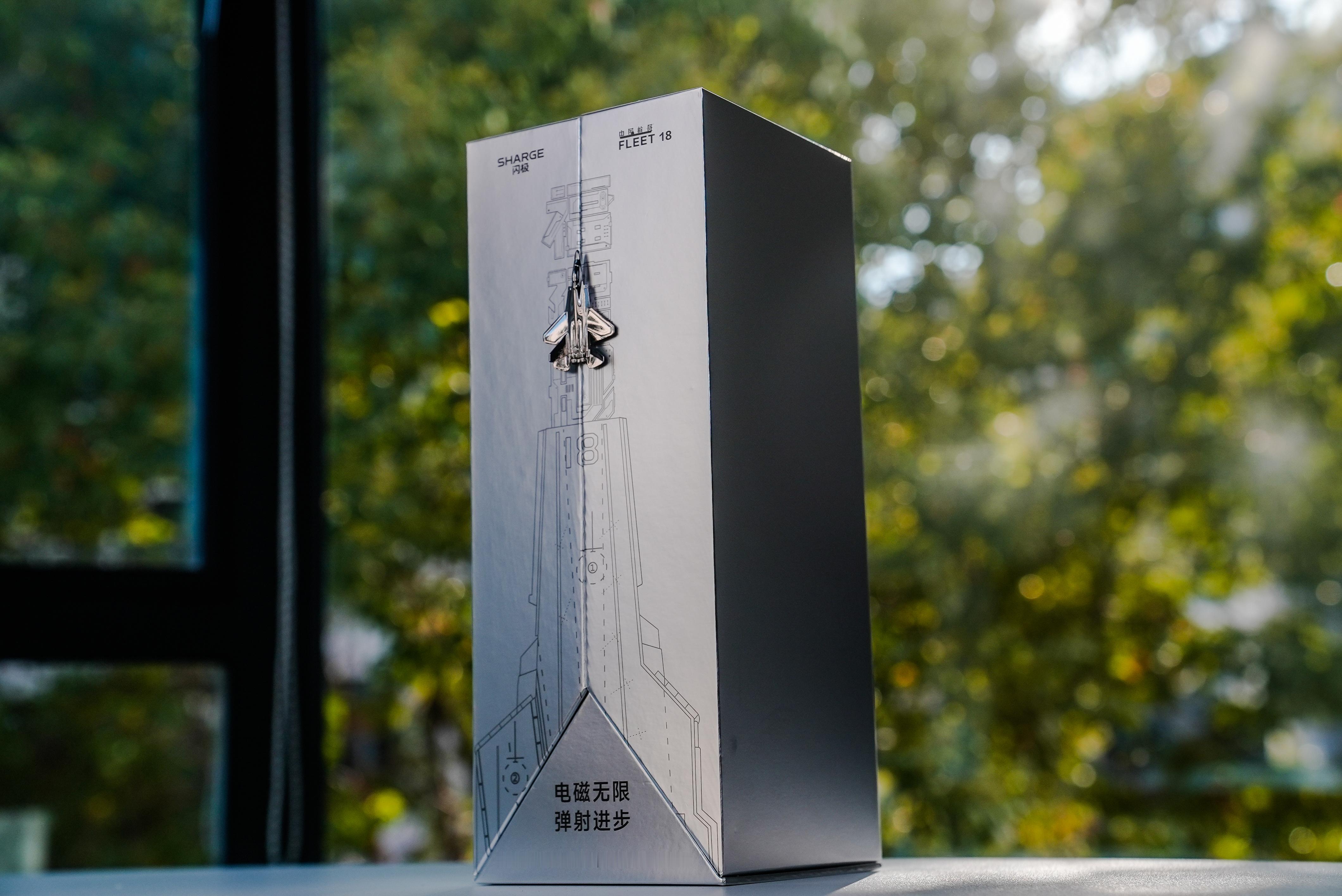 牛掰，闪极12.29线上发布会的邀请函，竟然是航母“福建舰”的模型，很精致，质感