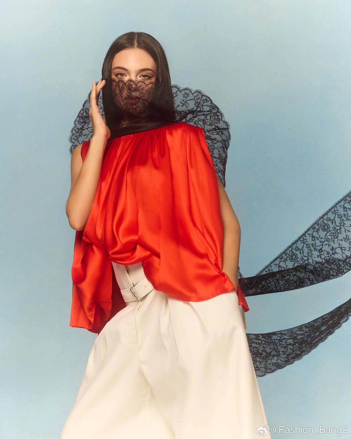 Harper's BAZAAR 土耳其版，演员 Deva Cassel 身着 D