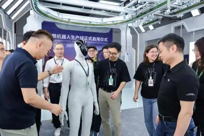 今日，小鹏机器人生产线正式启用，全球首位高阶通用人形机器人完成自动化总装并自主走