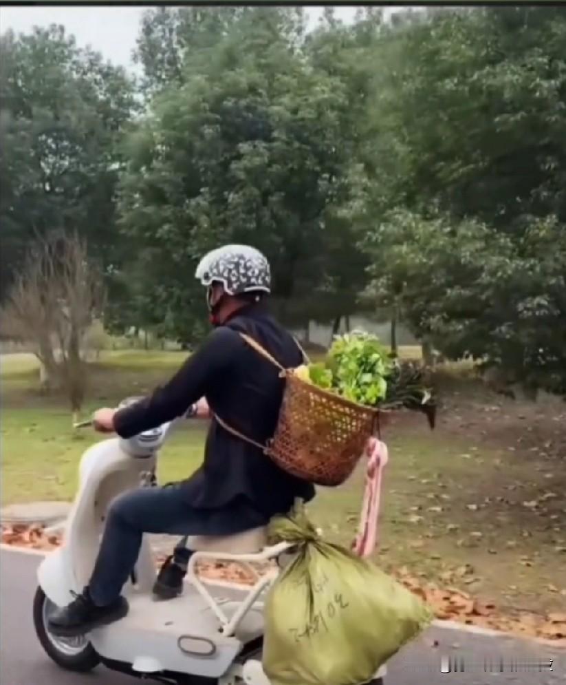 高档国标电动车为什么卖不动一，新国标电动车价格贵；二，最高车速太慢；三，许多车型