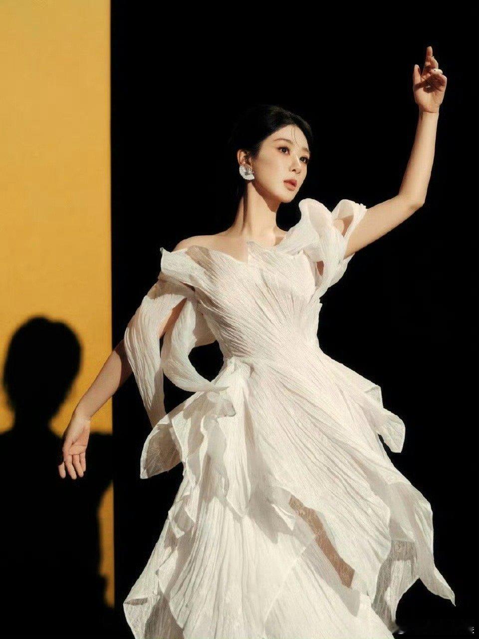 杨紫白色花瓣高定杨紫白色轻纱高定杨紫白色轻纱高定，好美，[舔屏][舔屏] ​​​