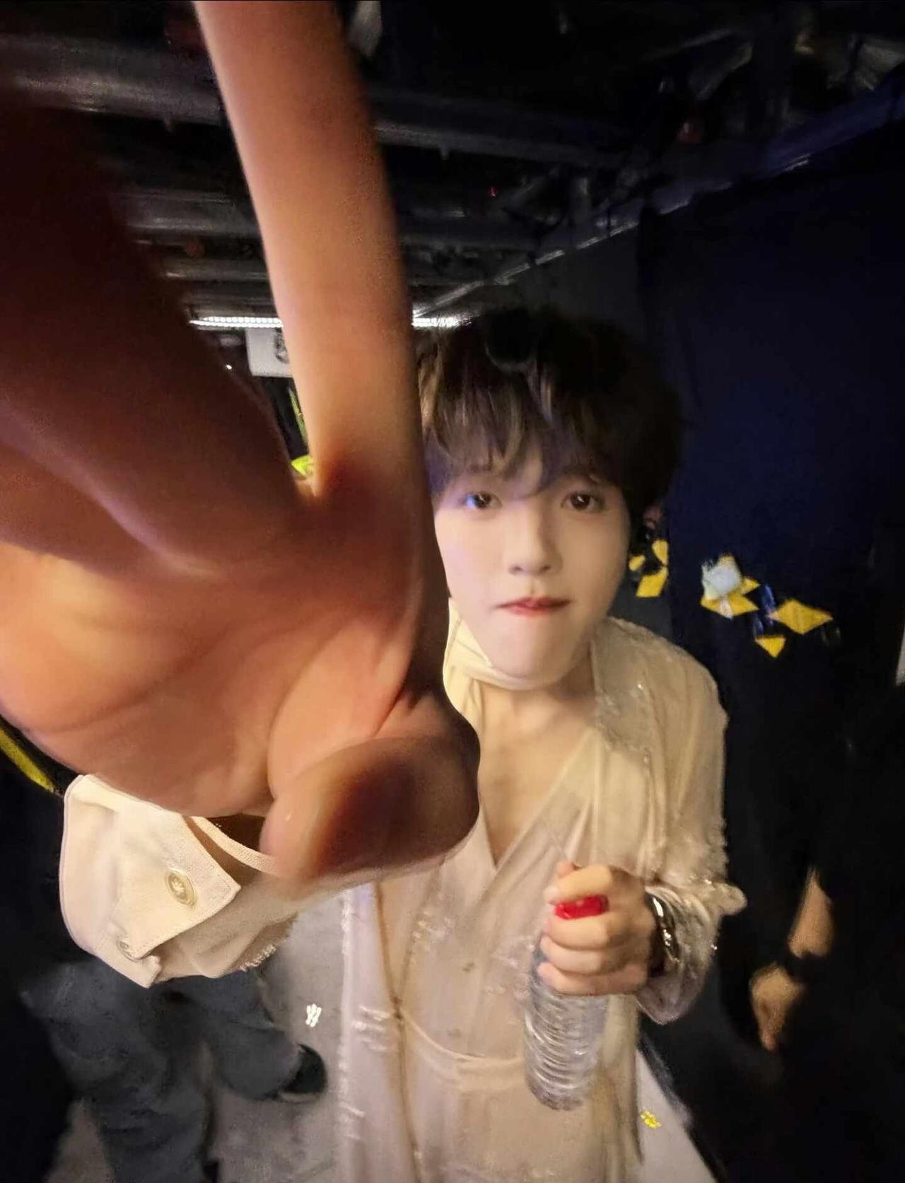 谁想被小李昊弹脑门
老公你为什么要弹我们 工作室请继续保持这个可爱的蚊子视角十个