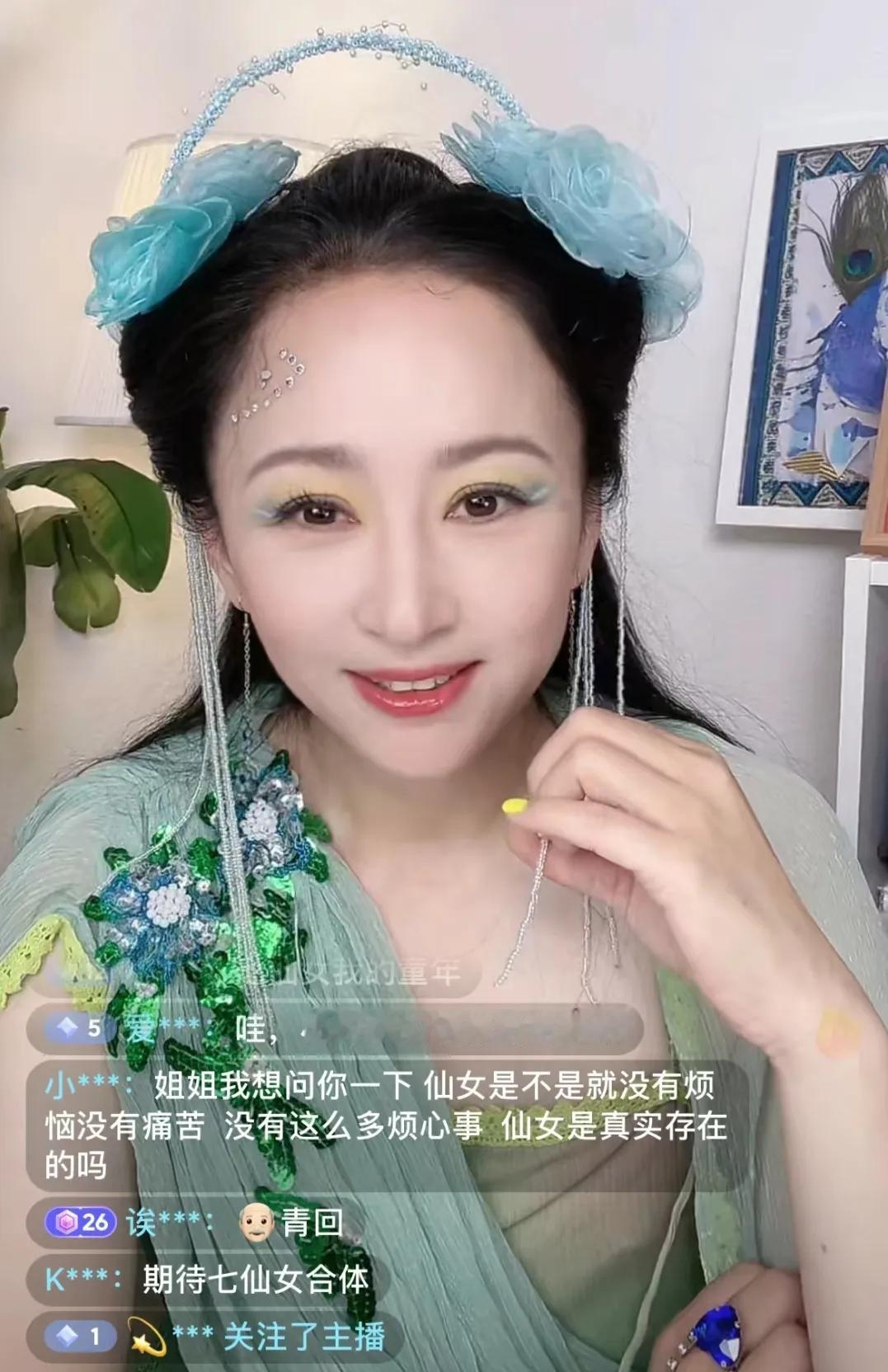 青儿也开直播了
这身造型神还原当初的样子
真的是回忆感满满
时隔20年青儿变化还