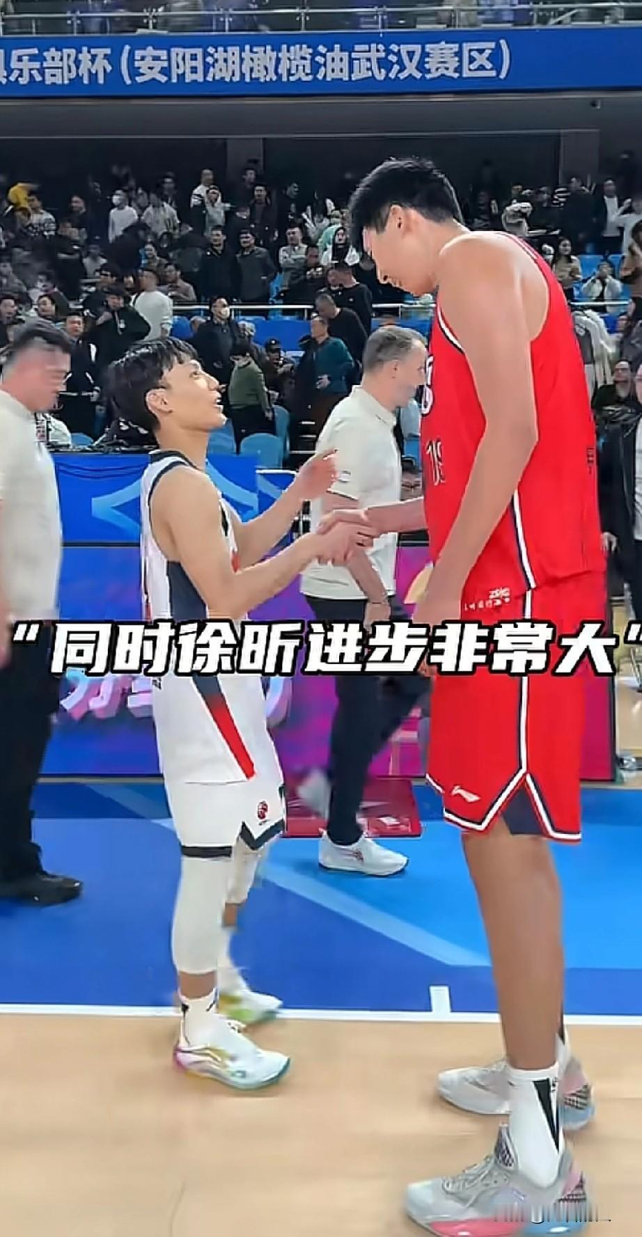 徐杰赛后和徐昕这个互动，身高差距很大，两人关系很好




休赛期徐昕被送到广州