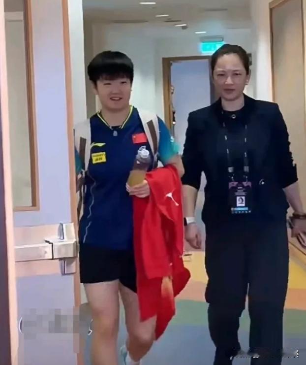 乖萌萌！莎莎赛后超可爱😜
莎莎打完比赛去采访区。
coco 跟莎莎说在那边等她