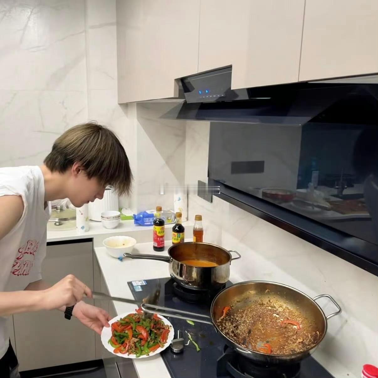 周翊然 经常做饭的年下弟弟 周翊然也太戳人了！妥妥一款宝藏年下弟弟，新年花絮、综