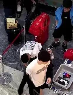 原来王楚钦手机都没有贴偷窥膜的，就那么水灵灵的放哪儿了[捂脸]

昨天过安检的时