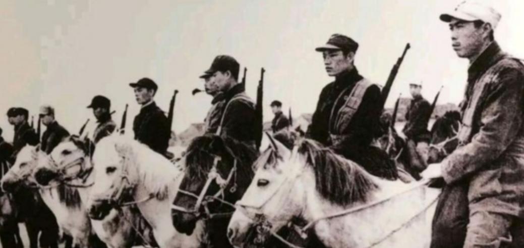1949年，解放军遭马家军包围，眼看就要全军覆没，指挥官情急之下，大喊：“炮轰穿