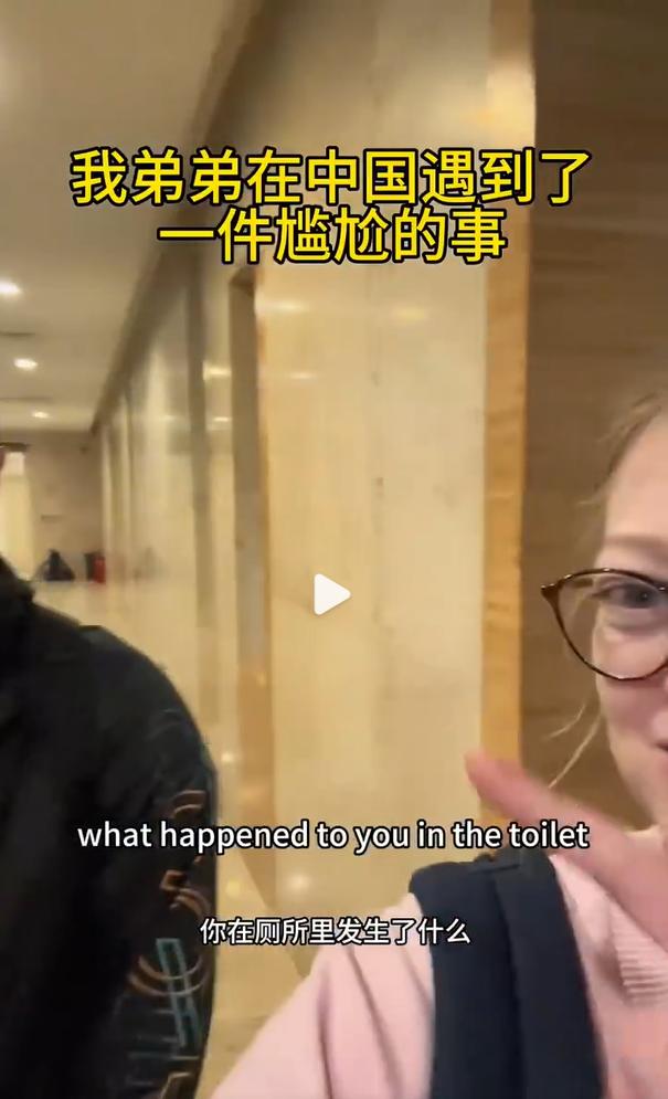 多大点事儿，也值得你们跑出来装一把[擦汗]……

不就是上厕所时，里头来了个打扫