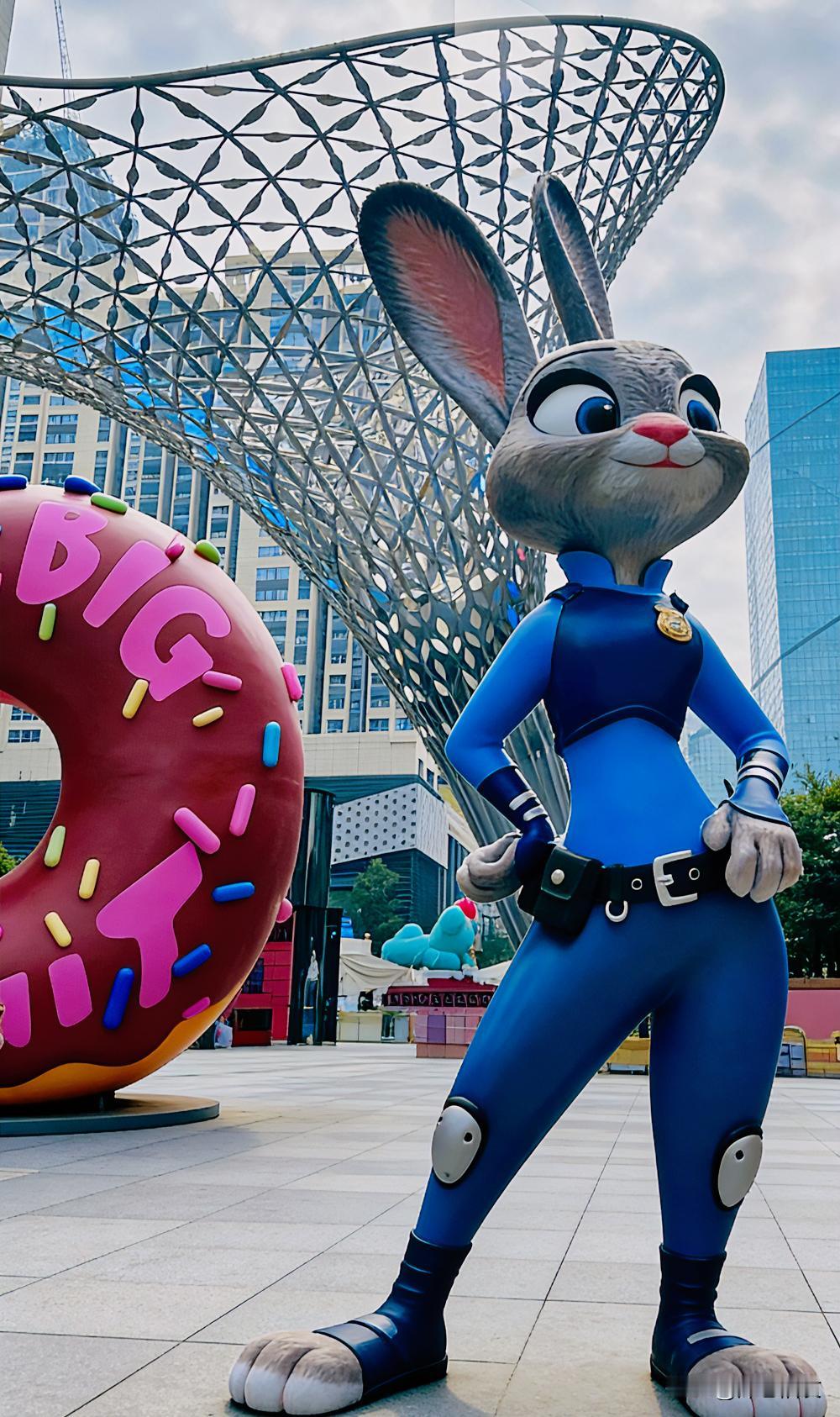 最近看《疯狂动物城》，最大的感受是：兔子朱迪不但能当警察，还有那句“也许我们不需