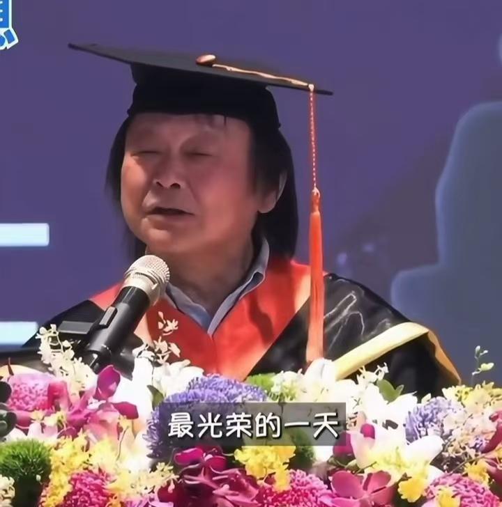 王世坚被授予荣誉博士！

看来王世坚确实是真红了！

王世坚真“红”了！这句话真